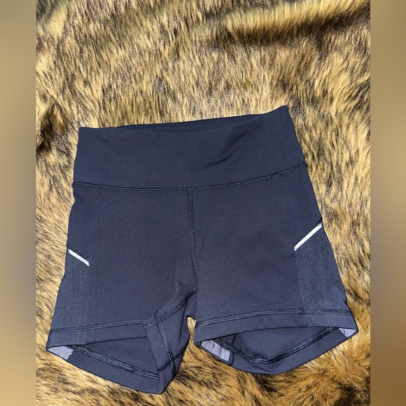 Lululemon biker Shorts Performance Fit size 4 - Picture 3 of 6